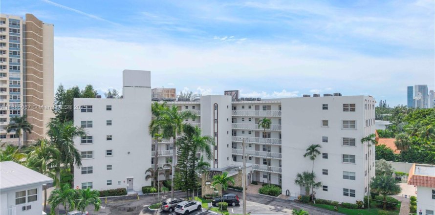 Кондоминиум с 1 спальней в Халландейл-Бич, Флорида № 1931645