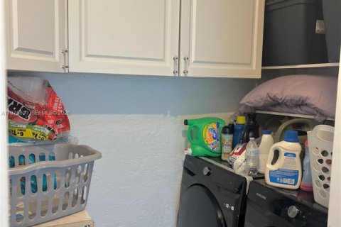 Casa en alquiler en Pembroke Pines, Florida, 3 dormitorios, 100.06 m2 № 2041459 - foto 22