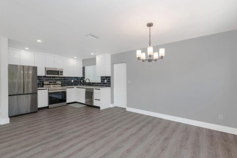 House in Wilton Manors, Florida 3 bedrooms, 168.15 sq.m. № 2087038 - photo 10