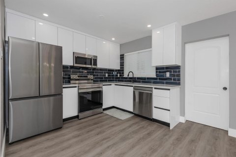 House in Wilton Manors, Florida 3 bedrooms, 168.15 sq.m. № 2087038 - photo 2