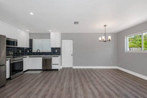 House in Wilton Manors, Florida 3 bedrooms, 168.15 sq.m. № 2087038 - photo 11
