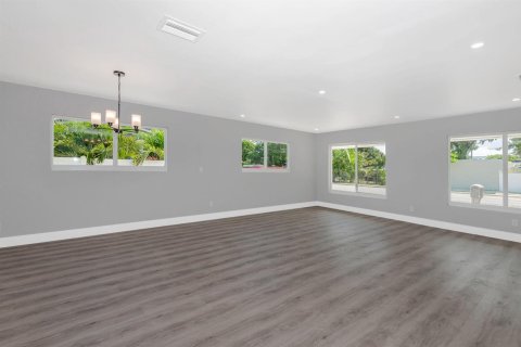 House in Wilton Manors, Florida 3 bedrooms, 168.15 sq.m. № 2087038 - photo 9