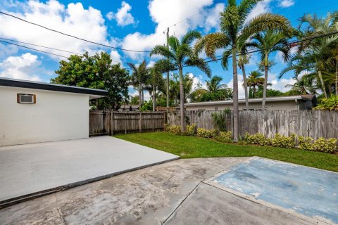 House in Wilton Manors, Florida 3 bedrooms, 168.15 sq.m. № 2087038 - photo 24