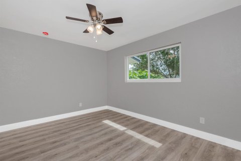 House in Wilton Manors, Florida 3 bedrooms, 168.15 sq.m. № 2087038 - photo 15