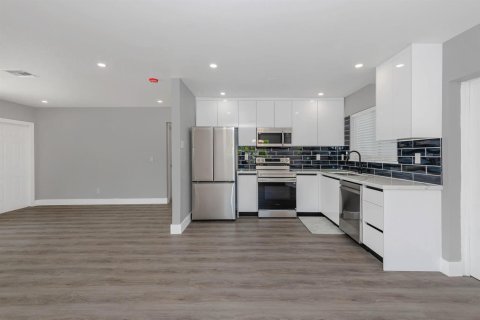 House in Wilton Manors, Florida 3 bedrooms, 168.15 sq.m. № 2087038 - photo 6