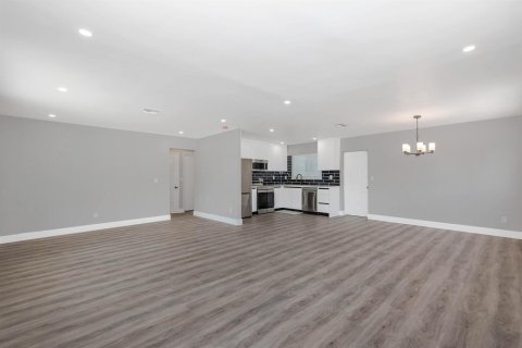 House in Wilton Manors, Florida 3 bedrooms, 168.15 sq.m. № 2087038 - photo 4