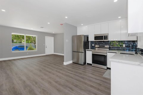 House in Wilton Manors, Florida 3 bedrooms, 168.15 sq.m. № 2087038 - photo 7
