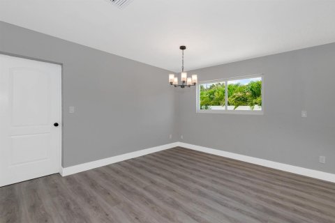 House in Wilton Manors, Florida 3 bedrooms, 168.15 sq.m. № 2087038 - photo 5