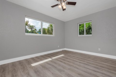 House in Wilton Manors, Florida 3 bedrooms, 168.15 sq.m. № 2087038 - photo 13