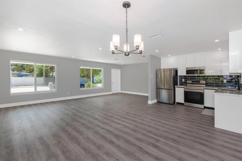House in Wilton Manors, Florida 3 bedrooms, 168.15 sq.m. № 2087038 - photo 8
