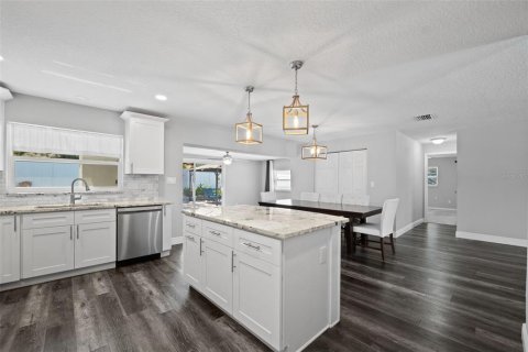 House in Tarpon Springs, Florida 3 bedrooms, 164.25 sq.m. № 1587724 - photo 6