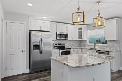 House in Tarpon Springs, Florida 3 bedrooms, 164.25 sq.m. № 1587724 - photo 5