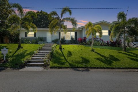House in Tarpon Springs, Florida 3 bedrooms, 164.25 sq.m. № 1587724 - photo 1