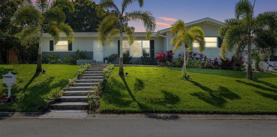 House in Tarpon Springs, Florida 3 bedrooms, 164.25 sq.m. № 1587724