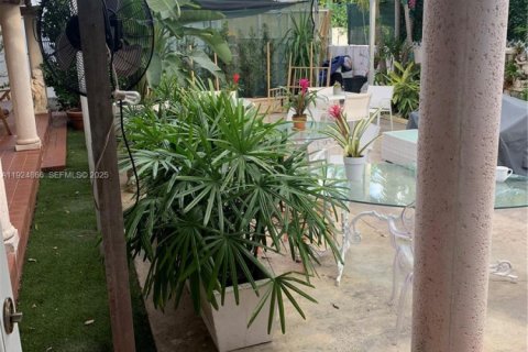 Propiedad comercial en venta en Miami Beach, Florida № 1993215 - foto 11