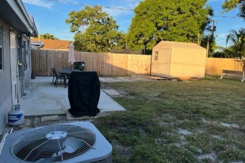 House in Lake Worth, Florida 2 bedrooms, 119.38 sq.m. № 51546 - photo 1