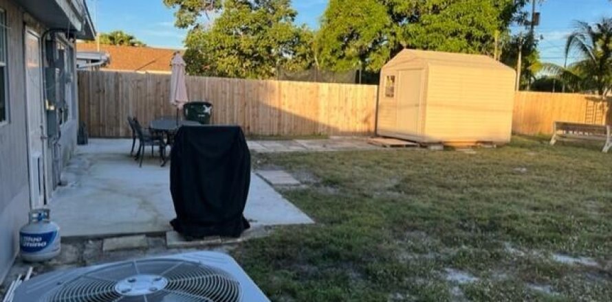 House in Lake Worth, Florida 2 bedrooms, 119.38 sq.m. № 51546
