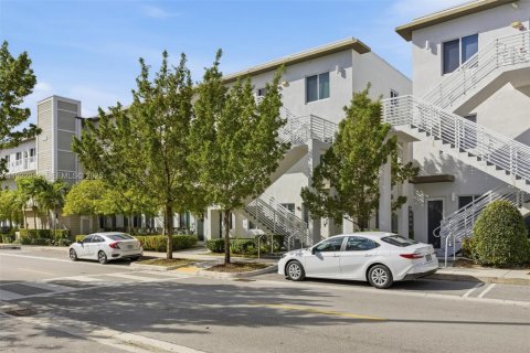 Condo in Doral, Florida, 3 bedrooms in LANDMARK  № 2082822 - photo 14