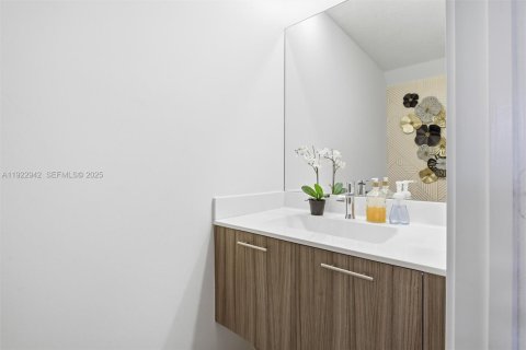 Condo in Doral, Florida, 3 bedrooms in LANDMARK  № 2082822 - photo 21