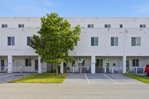 Condo in Doral, Florida, 3 bedrooms in LANDMARK  № 2082822 - photo 12