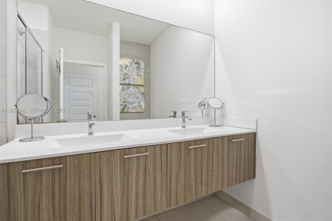 Condo in Doral, Florida, 3 bedrooms in LANDMARK  № 2082822 - photo 24