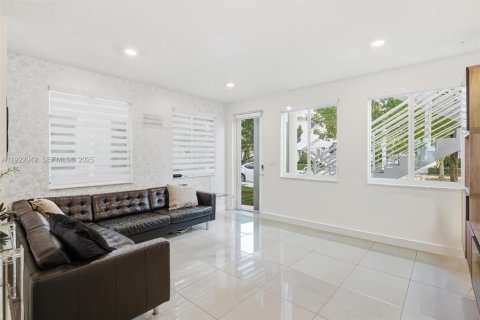 Condo in Doral, Florida, 3 bedrooms in LANDMARK  № 2082822 - photo 15
