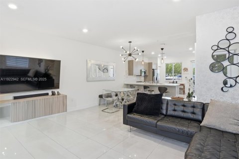 Condo in Doral, Florida, 3 bedrooms in LANDMARK  № 2082822 - photo 2