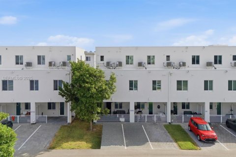 Condo in Doral, Florida, 3 bedrooms in LANDMARK  № 2082822 - photo 10