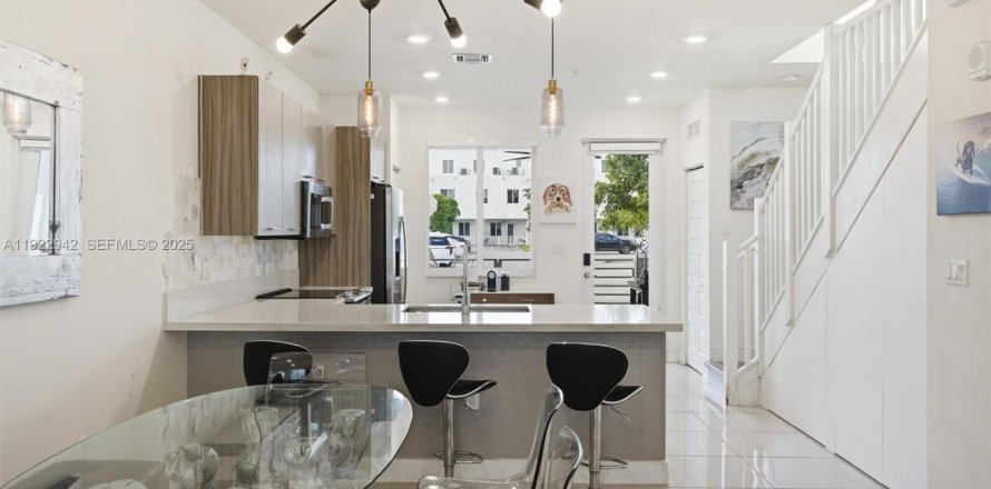 Condo in Doral, Florida, 3 bedrooms in LANDMARK  № 2082822
