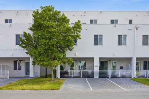 Condo in Doral, Florida, 3 bedrooms in LANDMARK  № 2082822 - photo 13