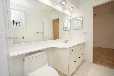Condo in Miami, Florida, 2 bedrooms № 2077468 - photo 12