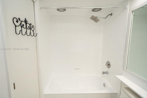 Condo in Miami, Florida, 2 bedrooms № 2077468 - photo 13