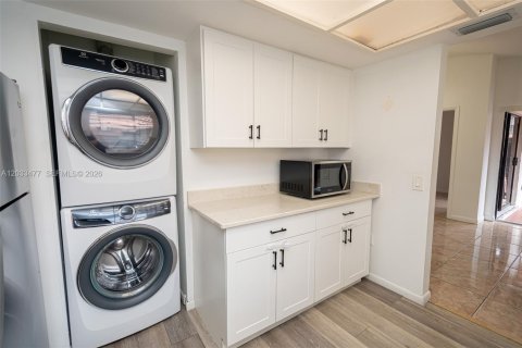 Condo in Miami, Florida, 2 bedrooms № 2077468 - photo 8