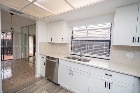 Condo in Miami, Florida, 2 bedrooms № 2077468 - photo 7