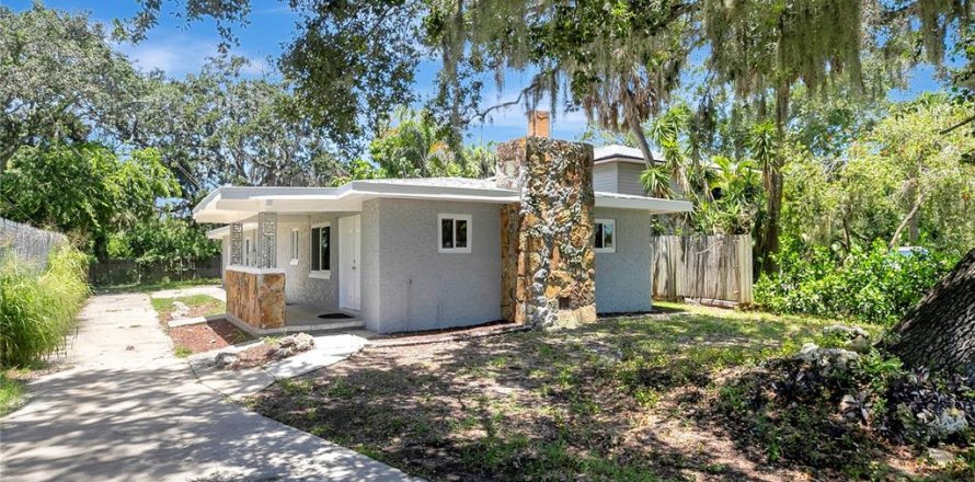 Commercial property in Port Richey, Florida 4 bedrooms, 167.22 sq.m. № 2210228