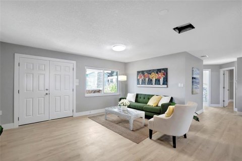 Commercial property in Port Richey, Florida 4 bedrooms, 167.22 sq.m. № 2210228 - photo 6