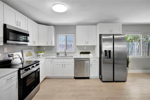 Commercial property in Port Richey, Florida 4 bedrooms, 167.22 sq.m. № 2210228 - photo 15