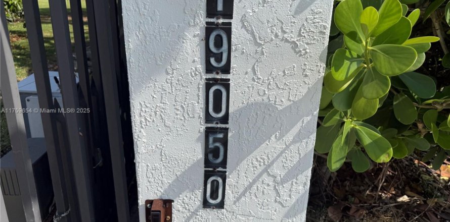 House in Miami, Florida 4 bedrooms, 181.81 sq.m. № 1697964