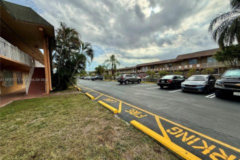 Condo in Miami Gardens, Florida  № 1973861 - photo 9