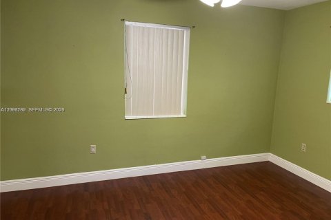 Immobilier commercial à louer à Miami, Floride: 1 chambre, 172.8 m2 № 2393141 - photo 7