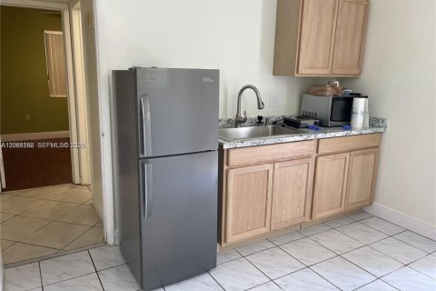 Immobilier commercial à louer à Miami, Floride: 1 chambre, 172.8 m2 № 2393141 - photo 2