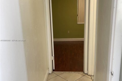 Immobilier commercial à louer à Miami, Floride: 1 chambre, 172.8 m2 № 2393141 - photo 8