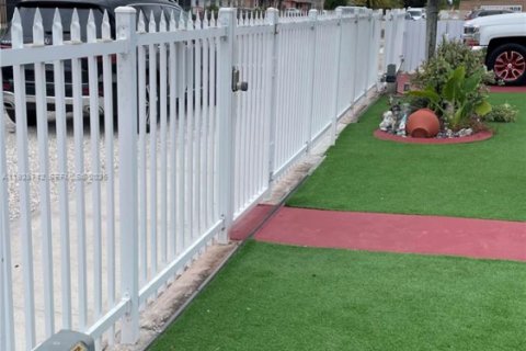 Villa ou maison à vendre à Miami Gardens, Floride: 2 chambres, 98.29 m2 № 1989207 - photo 5