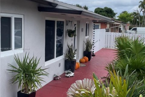 Villa ou maison à vendre à Miami Gardens, Floride: 2 chambres, 98.29 m2 № 1989207 - photo 4