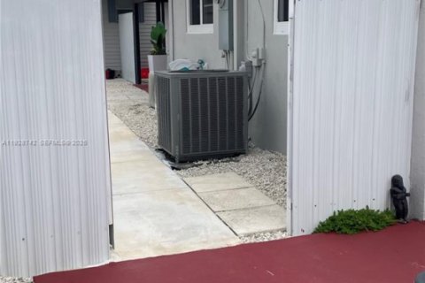 Villa ou maison à vendre à Miami Gardens, Floride: 2 chambres, 98.29 m2 № 1989207 - photo 6
