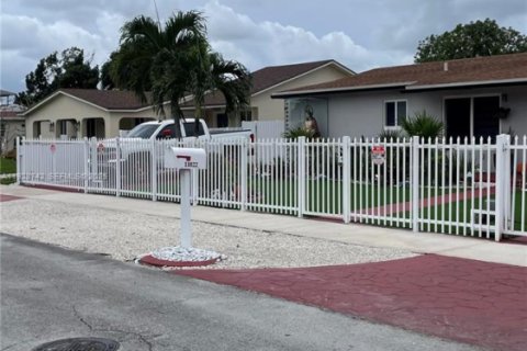 Villa ou maison à vendre à Miami Gardens, Floride: 2 chambres, 98.29 m2 № 1989207 - photo 2