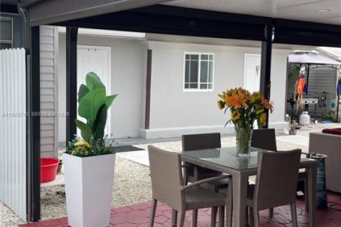 Villa ou maison à vendre à Miami Gardens, Floride: 2 chambres, 98.29 m2 № 1989207 - photo 8