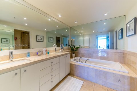 Condo in Miami, Florida, 2 bedrooms  № 2053114 - photo 13