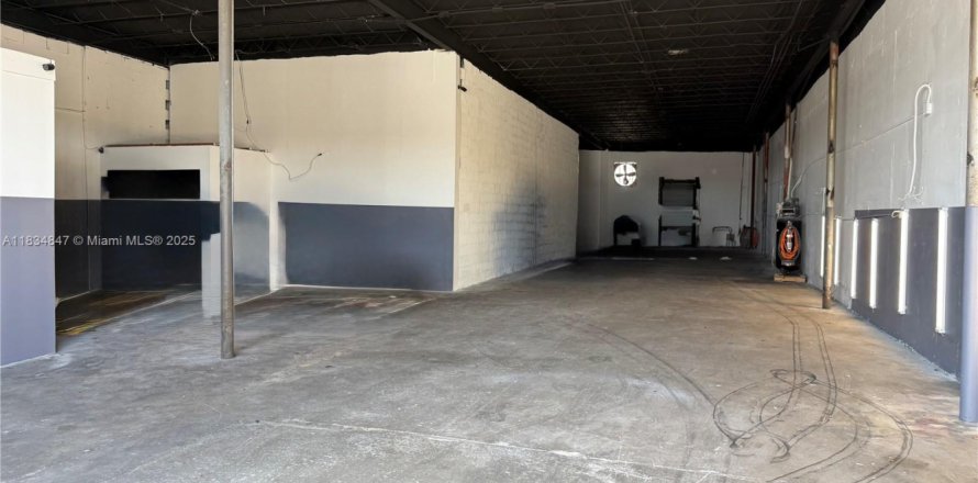 Commercial property in Hialeah, Florida № 2076710