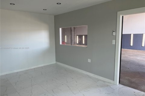 Commercial property in Hialeah, Florida № 2076710 - photo 4